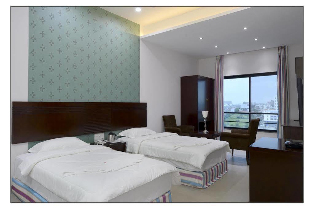 Oyo 710 Hotel Kshitij Pune Bagian luar foto