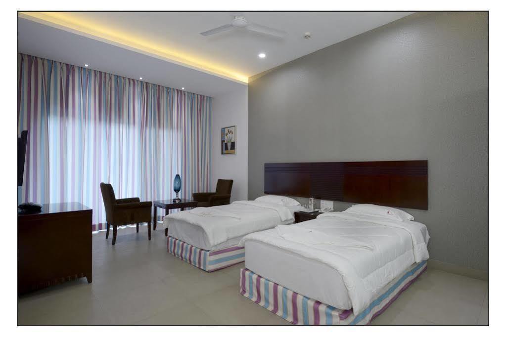 Oyo 710 Hotel Kshitij Pune Bagian luar foto