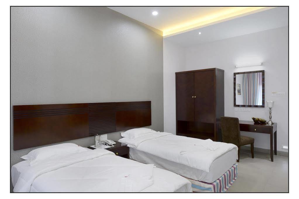 Oyo 710 Hotel Kshitij Pune Bagian luar foto