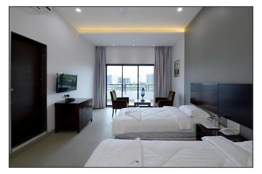 Oyo 710 Hotel Kshitij Pune Bagian luar foto