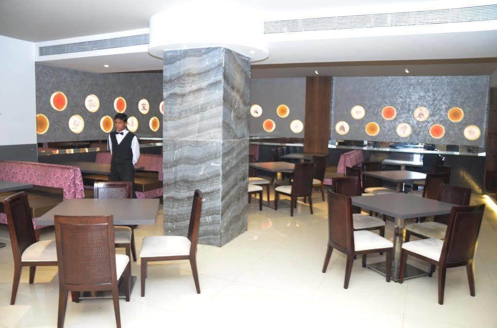 Oyo 710 Hotel Kshitij Pune Bagian luar foto